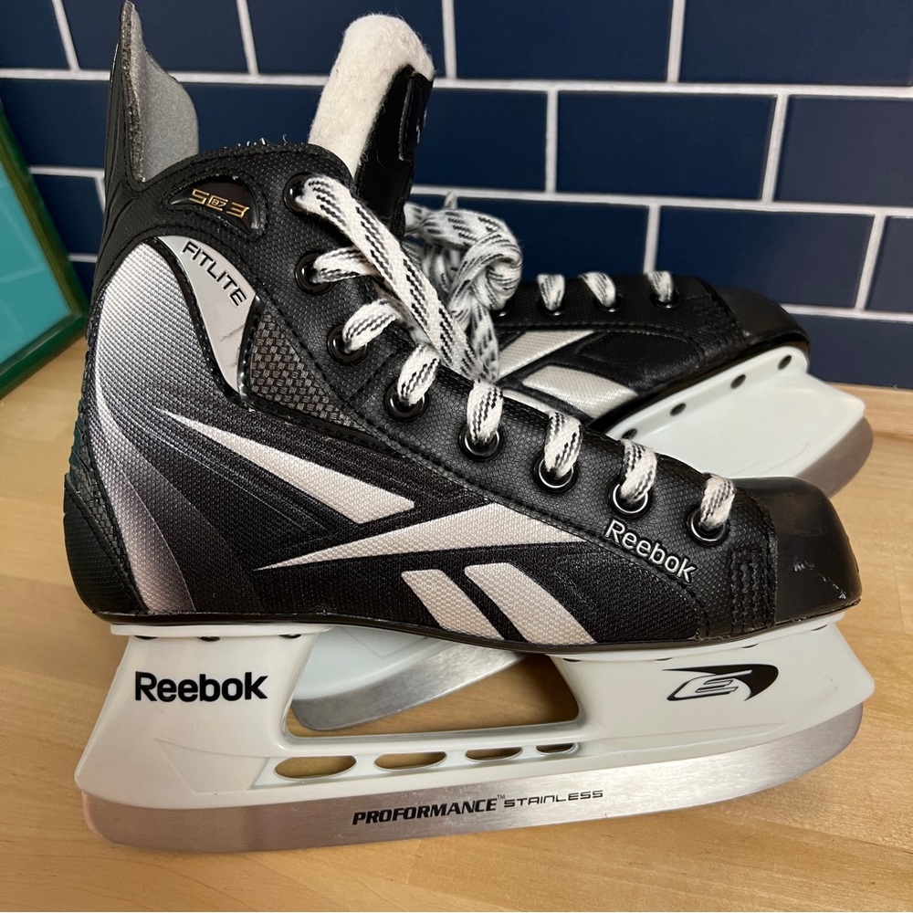 Reebok children’s ice skates skate size 3/kids shoe size 4.5